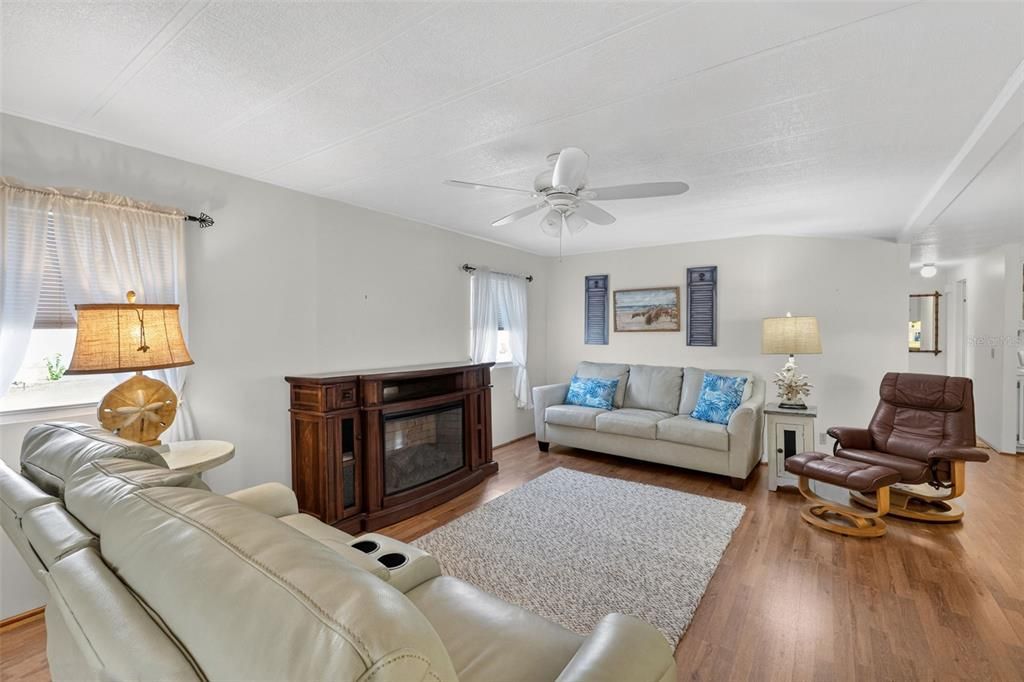 For Sale: $129,500 (2 beds, 2 baths, 1175 Square Feet)