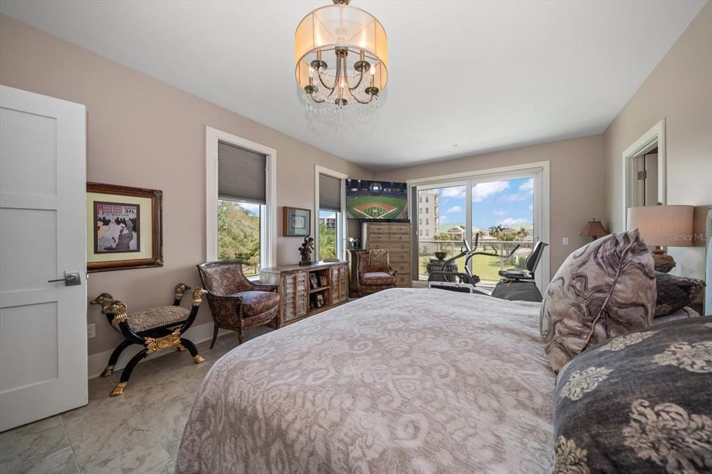 For Sale: $1,999,999 (3 beds, 2 baths, 2348 Square Feet)