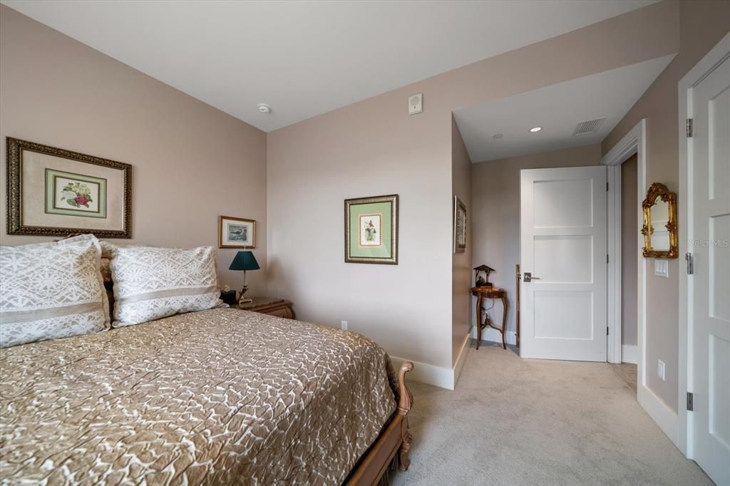 For Sale: $1,999,999 (3 beds, 2 baths, 2348 Square Feet)