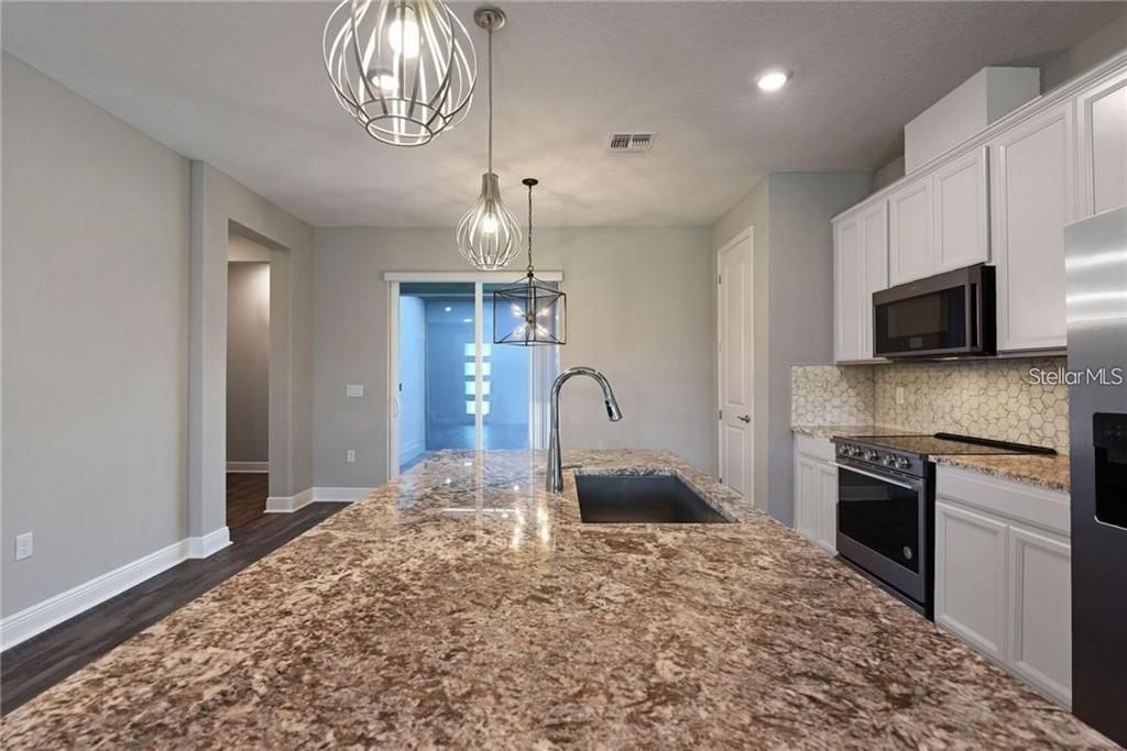 Active With Contract: $3,200 (3 beds, 2 baths, 1621 Square Feet)