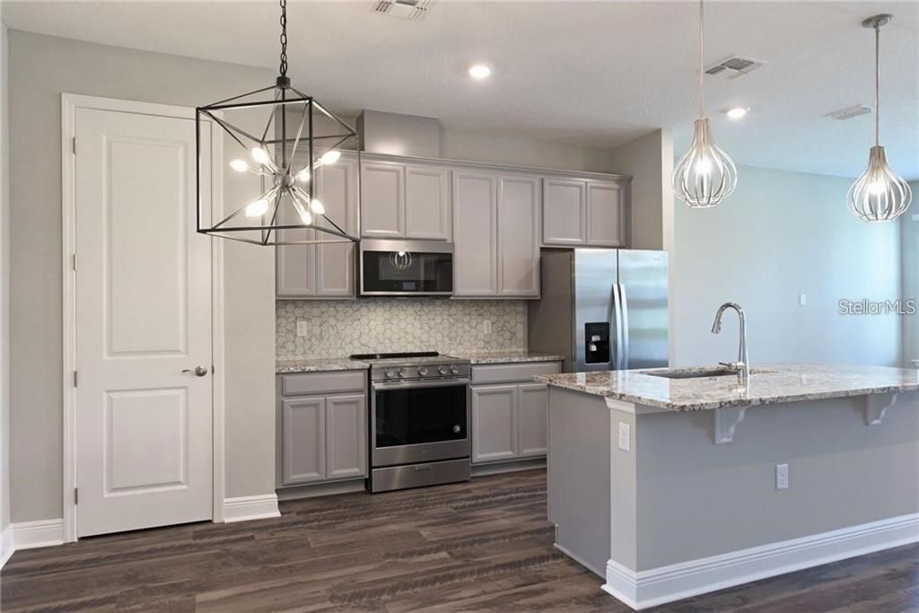 Active With Contract: $3,200 (3 beds, 2 baths, 1621 Square Feet)