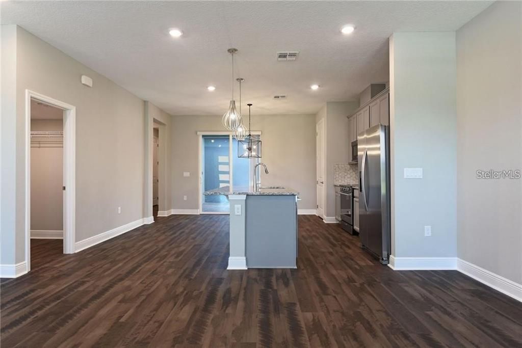 Active With Contract: $3,200 (3 beds, 2 baths, 1621 Square Feet)