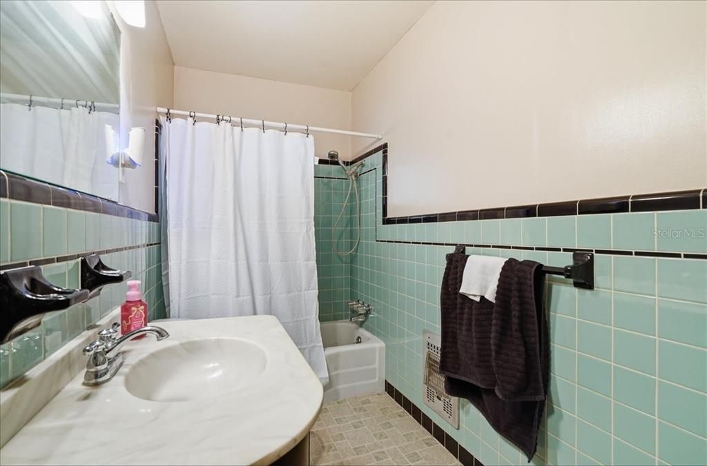 Activo con contrato: $350,000 (3 camas, 3 baños, 2035 Pies cuadrados)