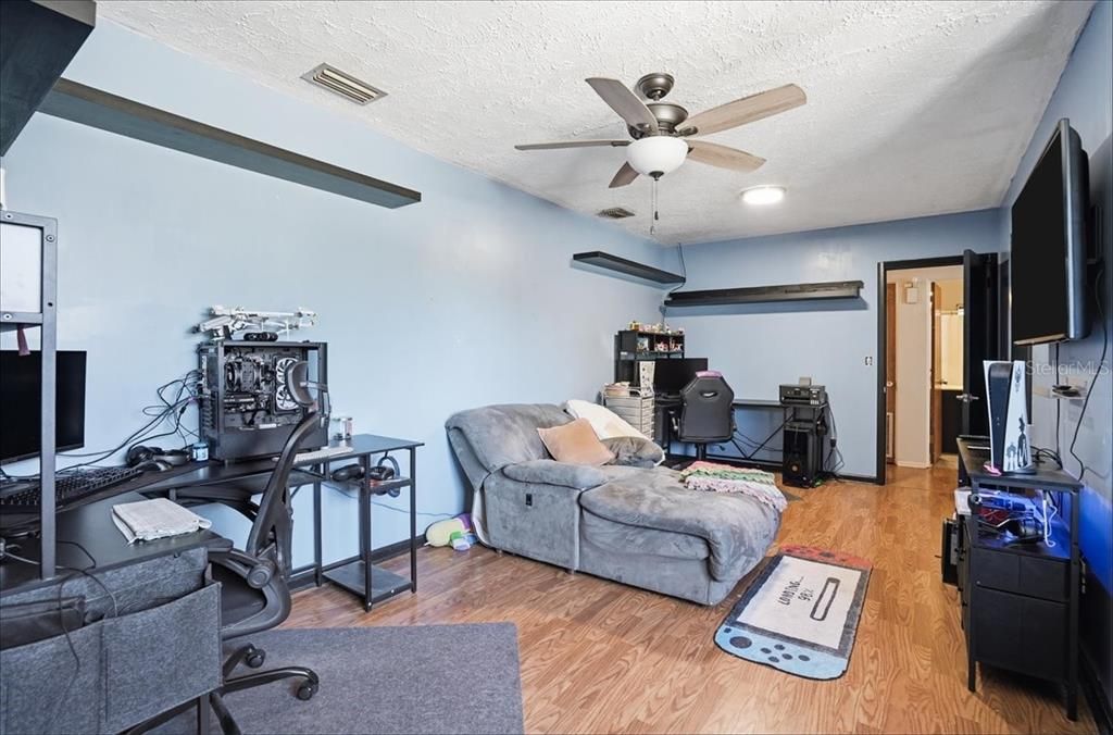 Activo con contrato: $350,000 (3 camas, 3 baños, 2035 Pies cuadrados)