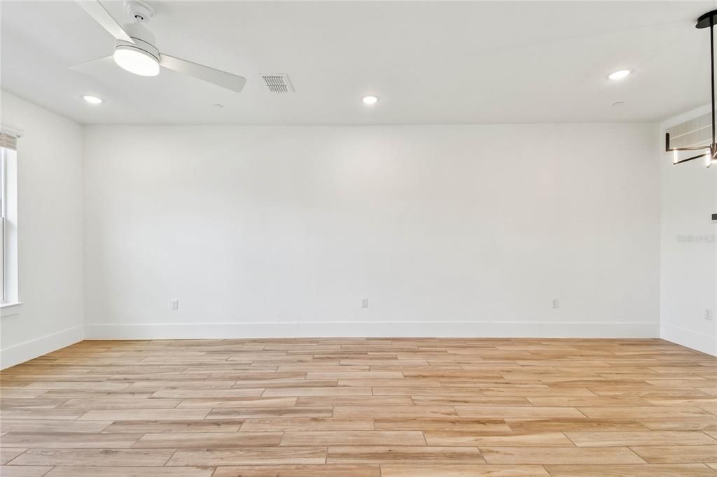En Venta: $469,990 (4 camas, 3 baños, 2025 Pies cuadrados)