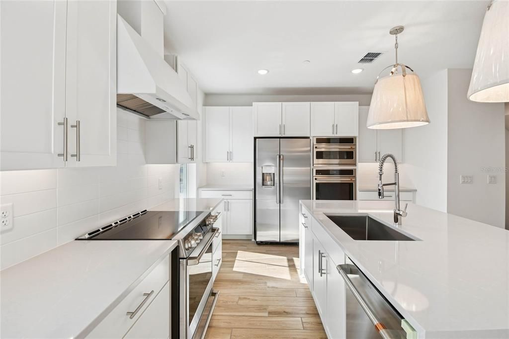 En Venta: $469,990 (4 camas, 3 baños, 2025 Pies cuadrados)
