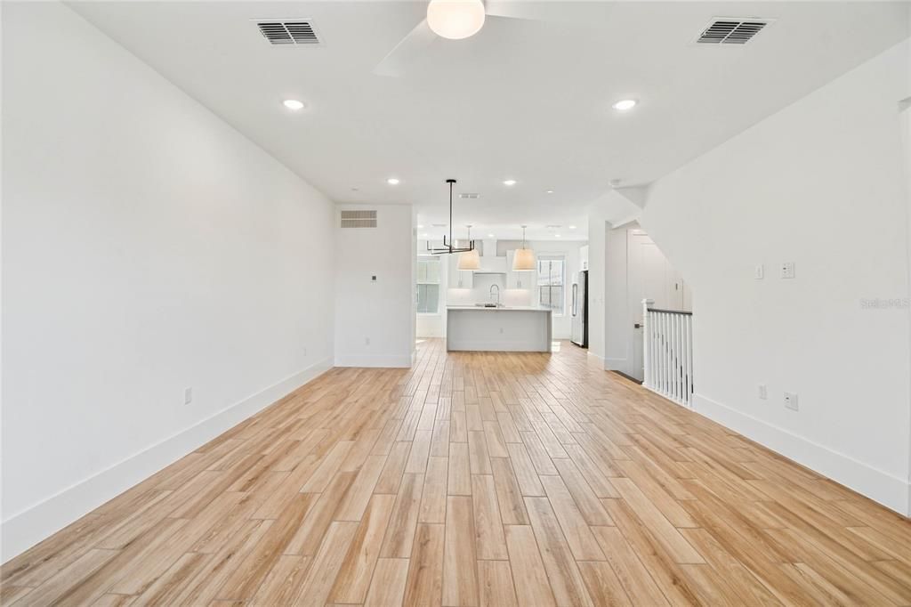 En Venta: $469,990 (4 camas, 3 baños, 2025 Pies cuadrados)
