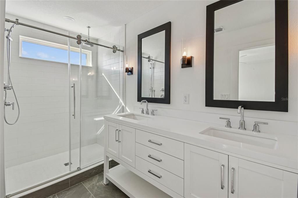 En Venta: $469,990 (4 camas, 3 baños, 2025 Pies cuadrados)