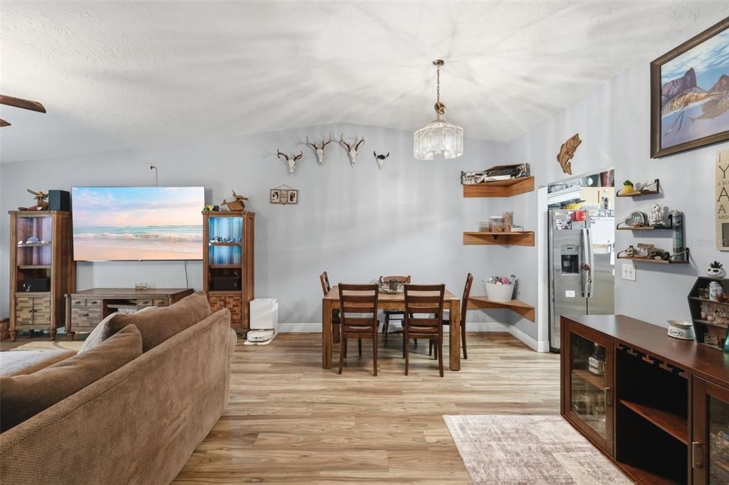 For Sale: $225,000 (2 beds, 2 baths, 1232 Square Feet)