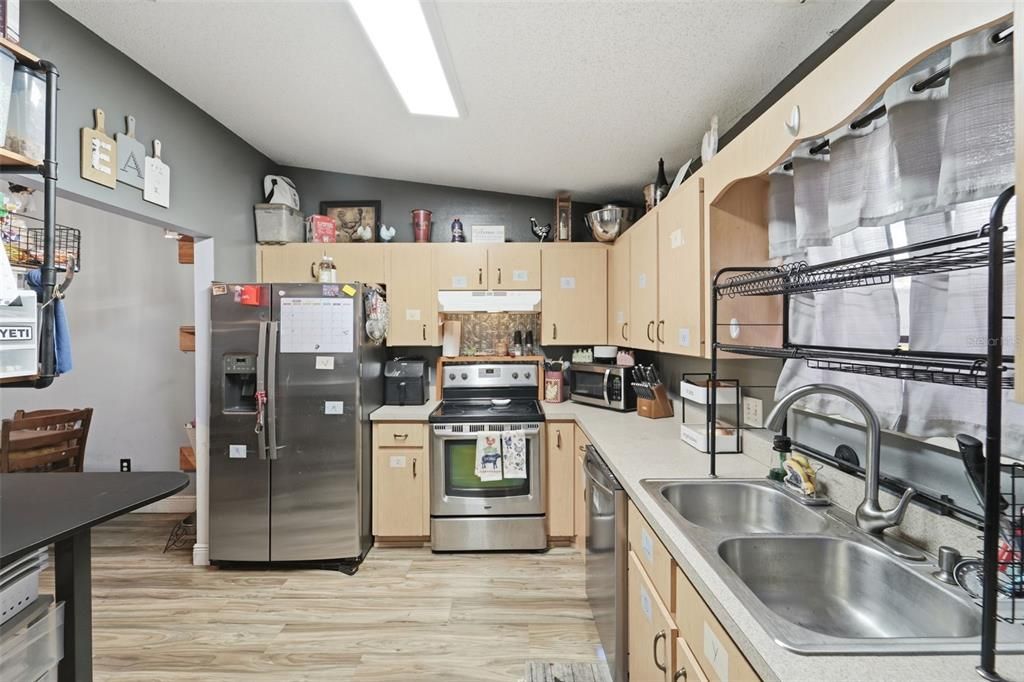 For Sale: $225,000 (2 beds, 2 baths, 1232 Square Feet)