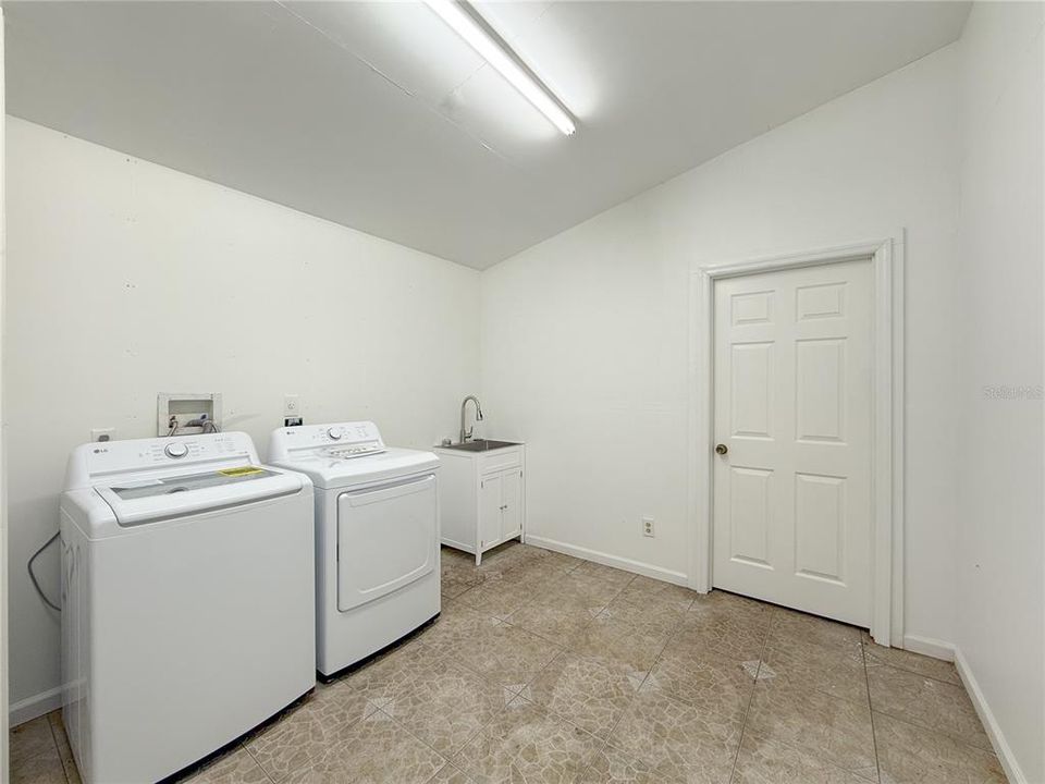 For Rent: $4,500 (3 beds, 2 baths, 2178 Square Feet)