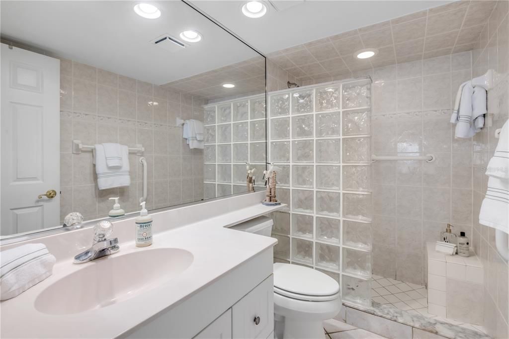 Activo con contrato: $549,900 (2 camas, 2 baños, 1184 Pies cuadrados)