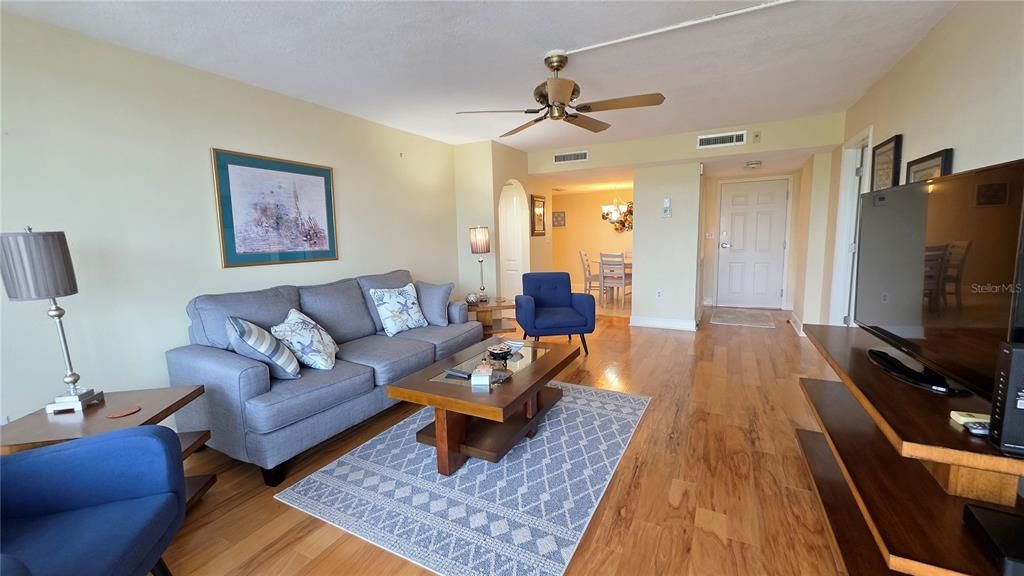Activo con contrato: $179,000 (2 camas, 2 baños, 1147 Pies cuadrados)