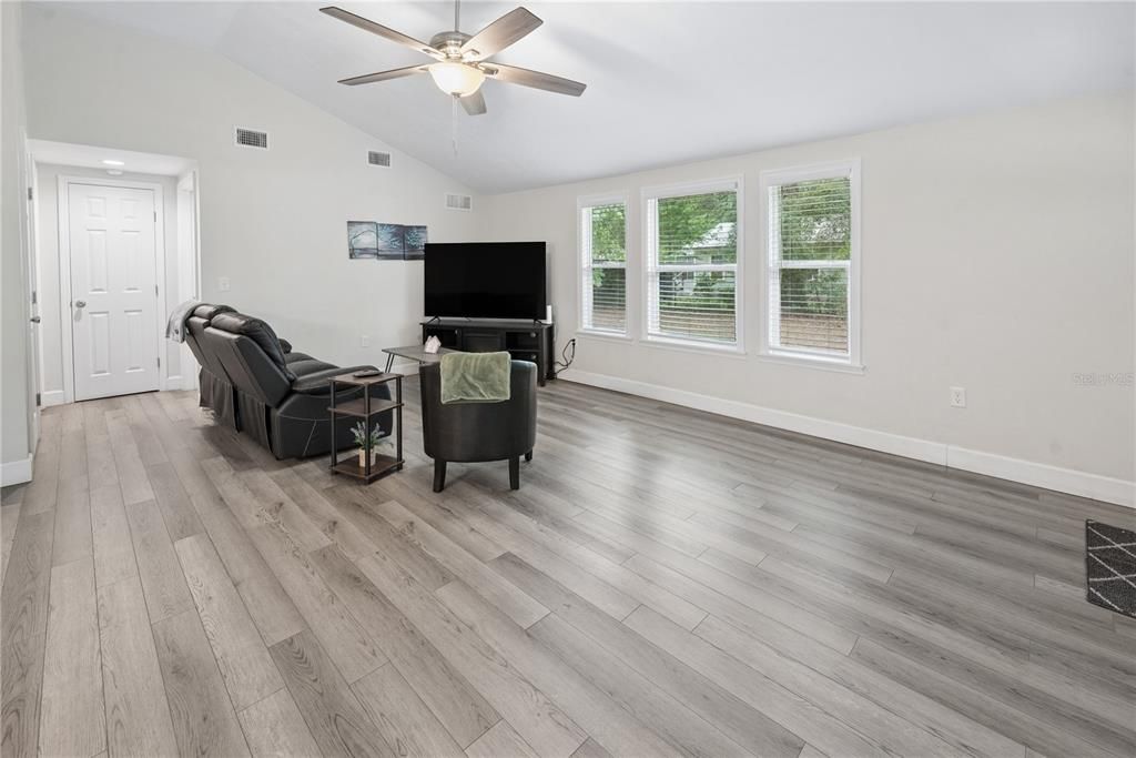 For Sale: $275,000 (2 beds, 2 baths, 1112 Square Feet)