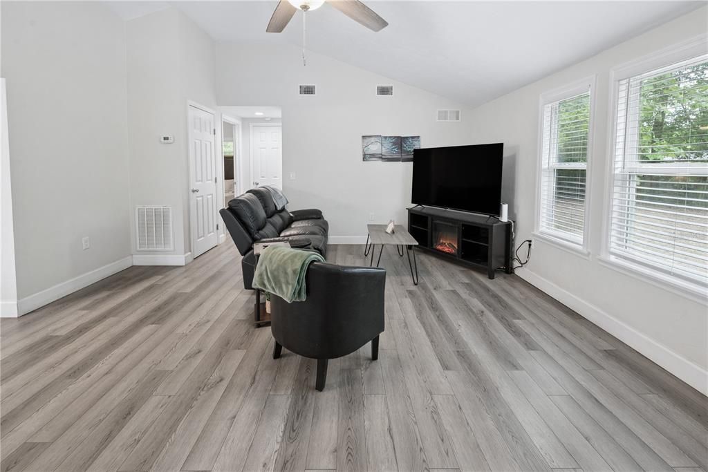For Sale: $275,000 (2 beds, 2 baths, 1112 Square Feet)