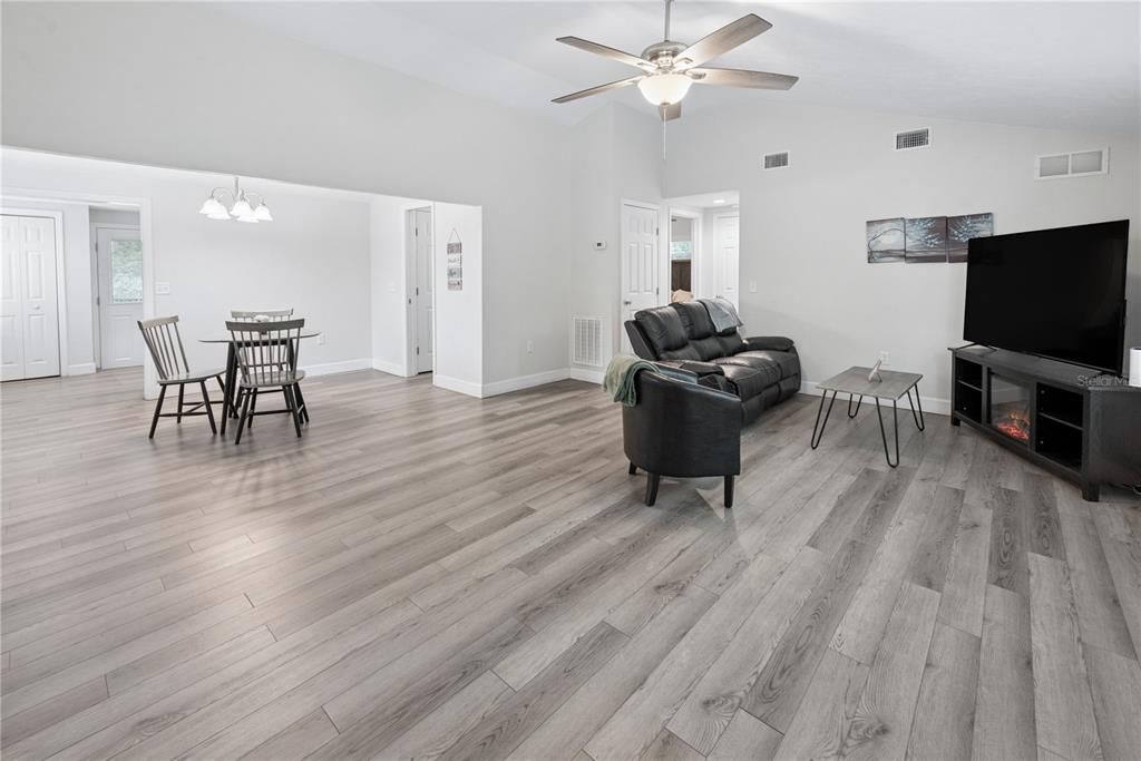 For Sale: $275,000 (2 beds, 2 baths, 1112 Square Feet)