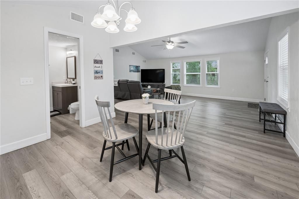 For Sale: $275,000 (2 beds, 2 baths, 1112 Square Feet)