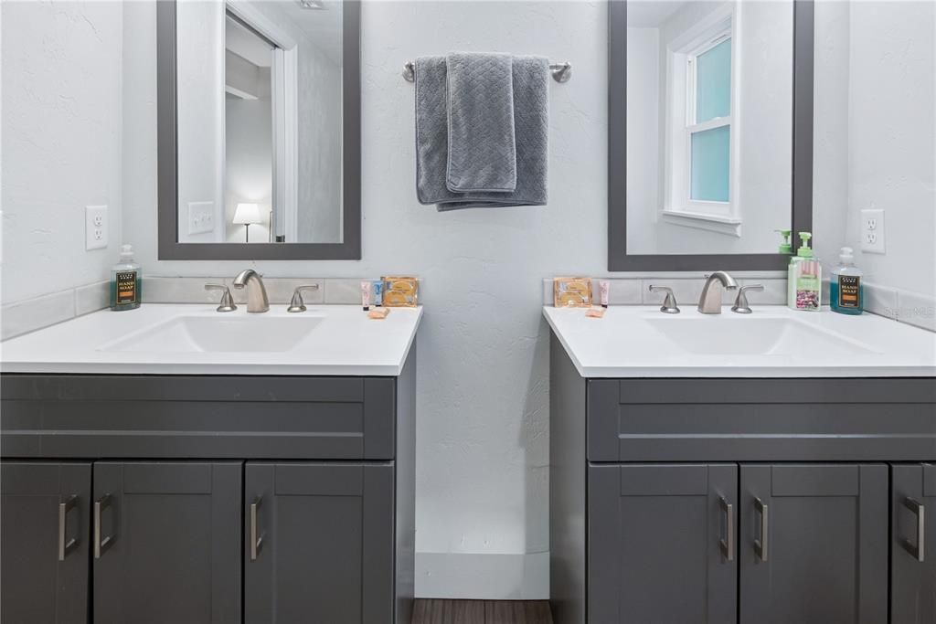 For Sale: $275,000 (2 beds, 2 baths, 1112 Square Feet)