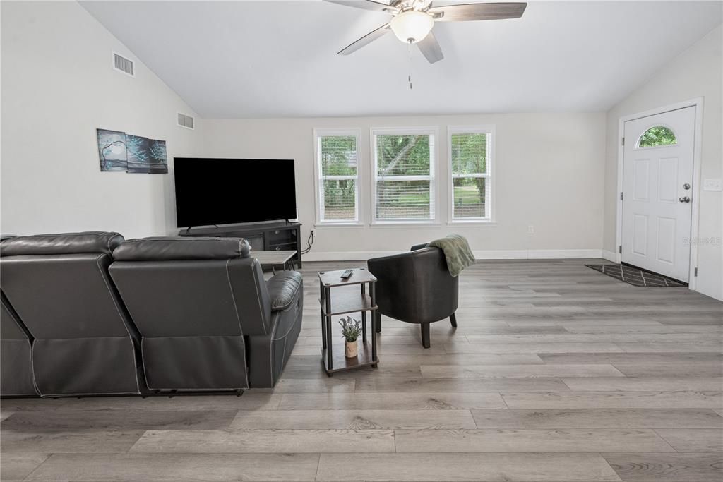 For Sale: $275,000 (2 beds, 2 baths, 1112 Square Feet)