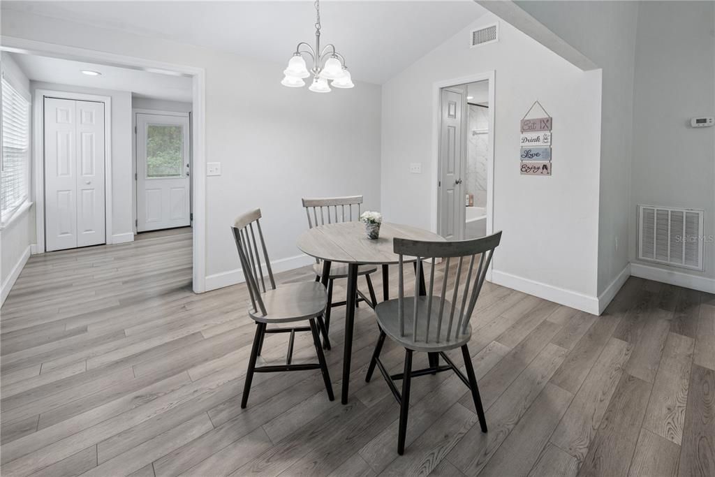 For Sale: $275,000 (2 beds, 2 baths, 1112 Square Feet)