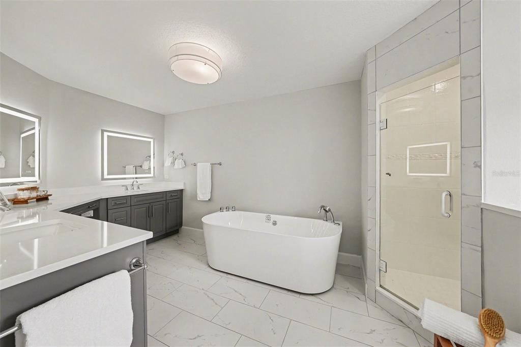 En Venta: $1,375,000 (6 camas, 4 baños, 5126 Pies cuadrados)