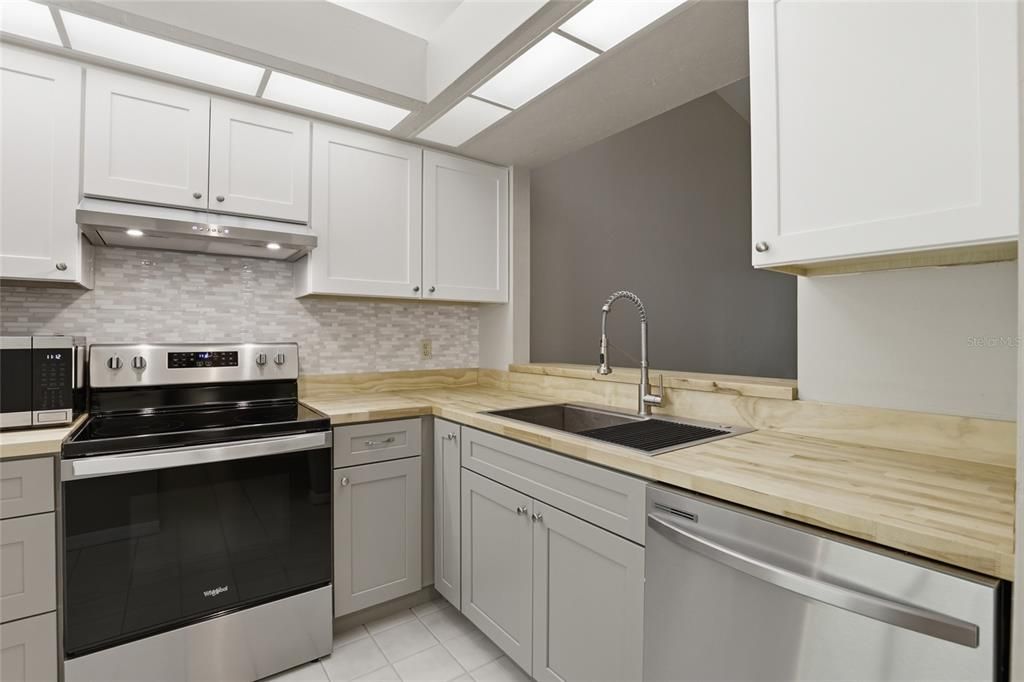 Active With Contract: $229,900 (2 beds, 2 baths, 1045 Square Feet)