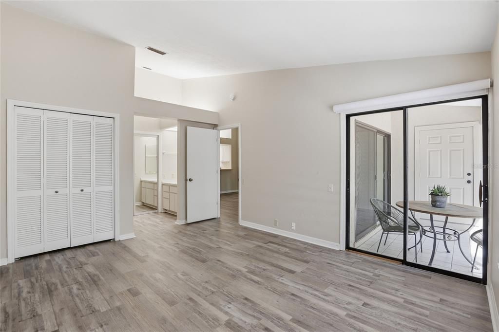 Active With Contract: $229,900 (2 beds, 2 baths, 1045 Square Feet)