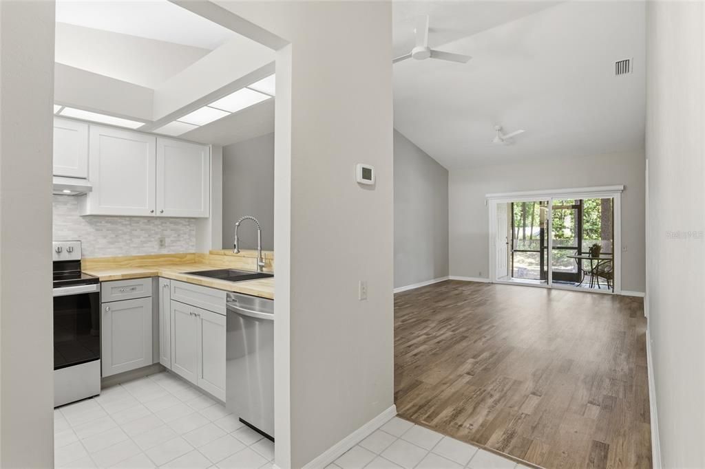 Active With Contract: $229,900 (2 beds, 2 baths, 1045 Square Feet)
