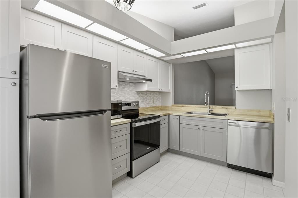 Active With Contract: $229,900 (2 beds, 2 baths, 1045 Square Feet)