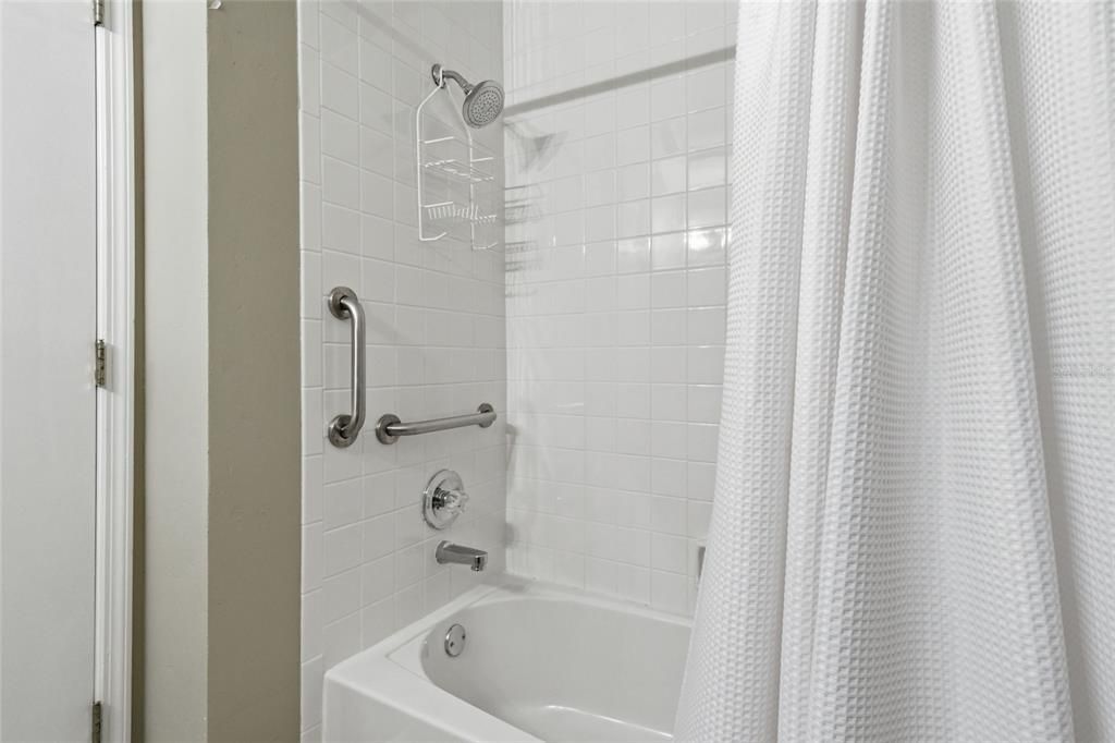 Active With Contract: $299,000 (2 beds, 2 baths, 1106 Square Feet)