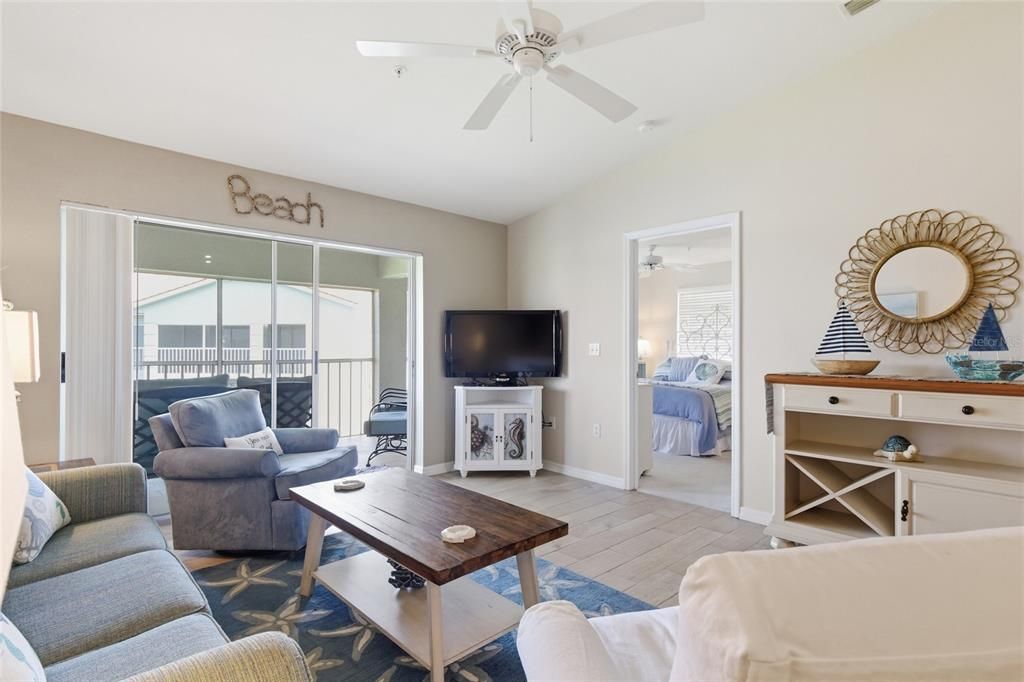 Active With Contract: $299,000 (2 beds, 2 baths, 1106 Square Feet)
