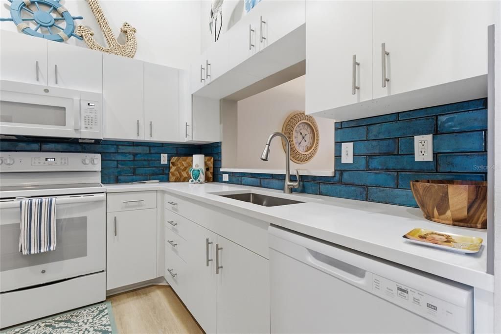 Active With Contract: $299,000 (2 beds, 2 baths, 1106 Square Feet)