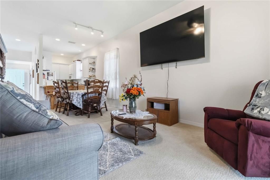 For Sale: $260,000 (2 beds, 2 baths, 1060 Square Feet)