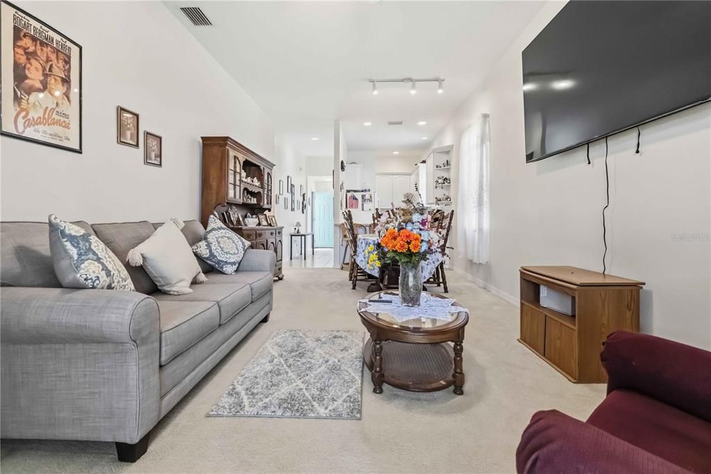 For Sale: $260,000 (2 beds, 2 baths, 1060 Square Feet)
