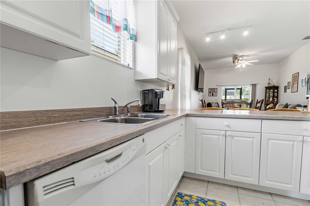 For Sale: $260,000 (2 beds, 2 baths, 1060 Square Feet)