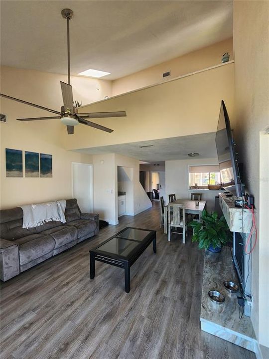 For Sale: $417,000 (3 beds, 3 baths, 1710 Square Feet)