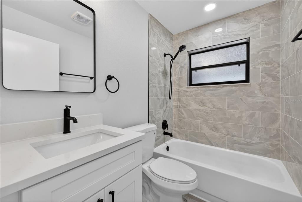 Activo con contrato: $359,900 (3 camas, 2 baños, 1200 Pies cuadrados)
