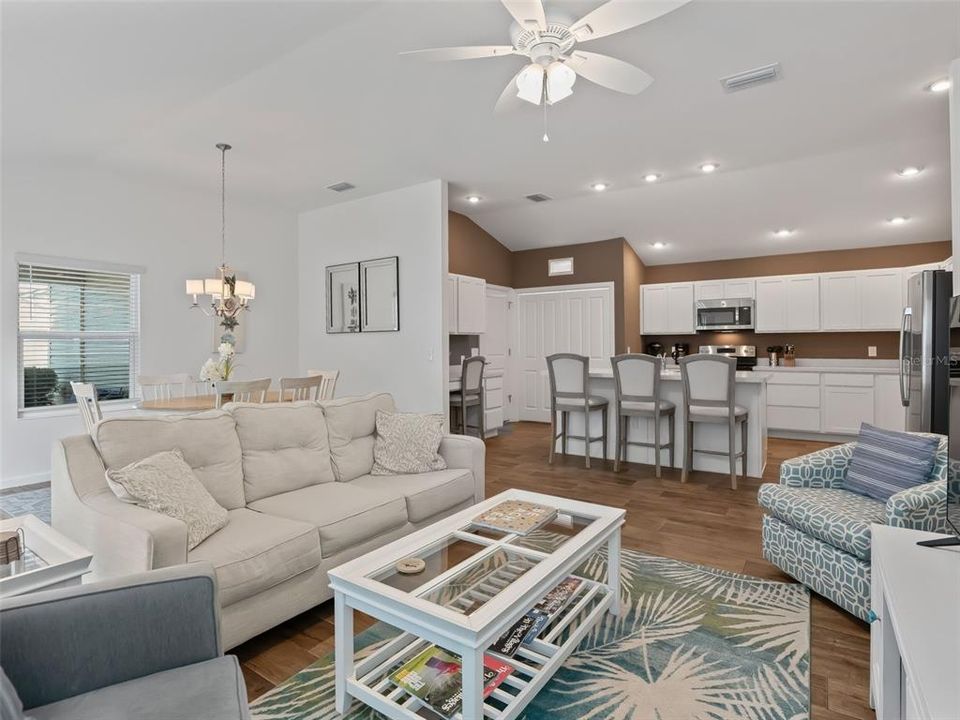 Active With Contract: $310,000 (2 beds, 2 baths, 1227 Square Feet)