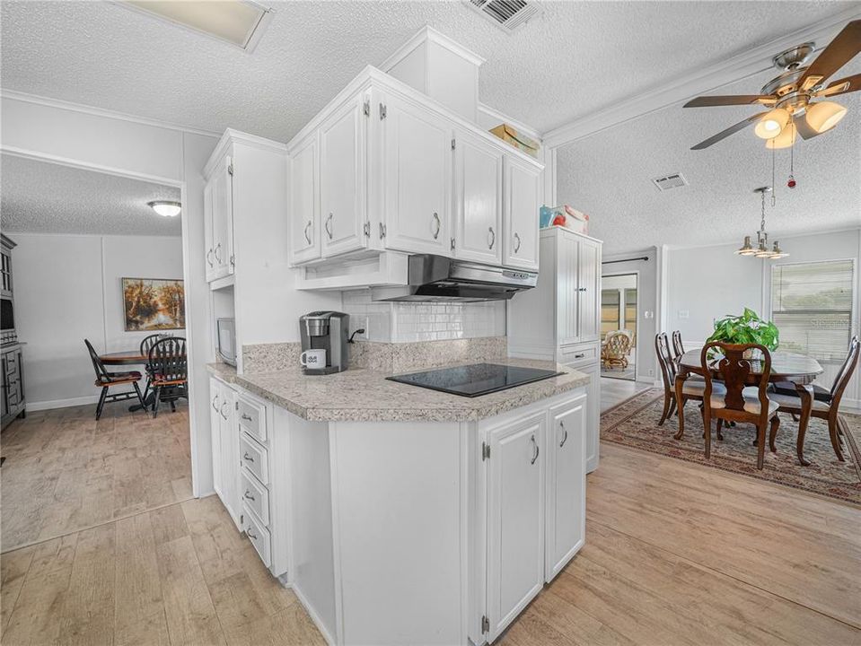 На продажу: $245,000 (2 спален, 2 ванн, 1613 Квадратных фут)