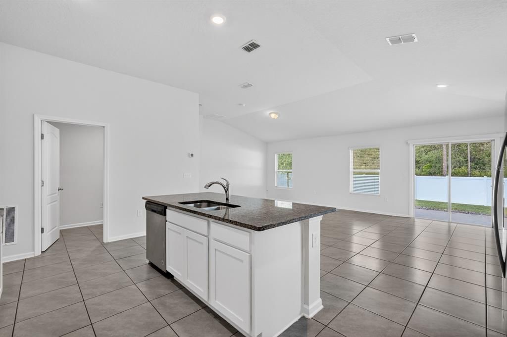 En Venta: $279,900 (3 camas, 2 baños, 1557 Pies cuadrados)
