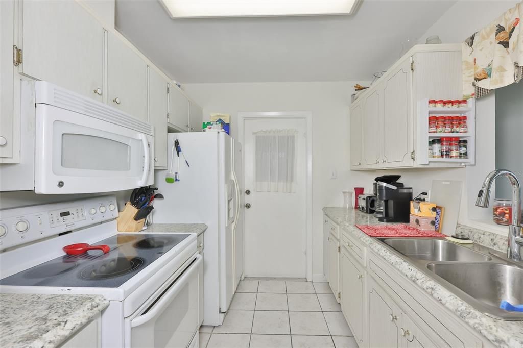For Sale: $215,000 (2 beds, 2 baths, 1141 Square Feet)