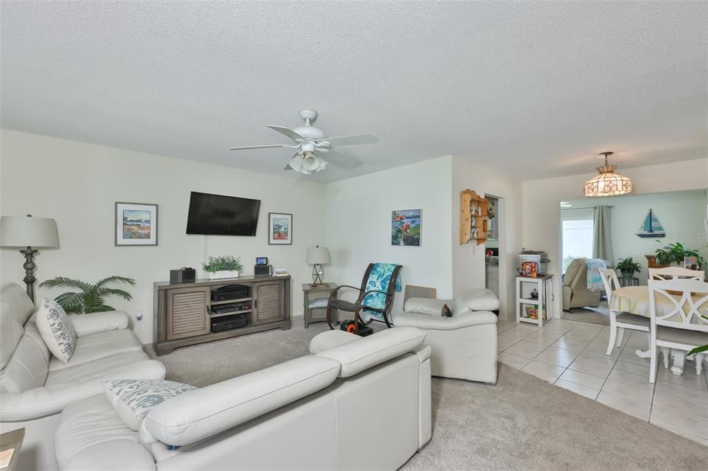 For Sale: $215,000 (2 beds, 2 baths, 1141 Square Feet)