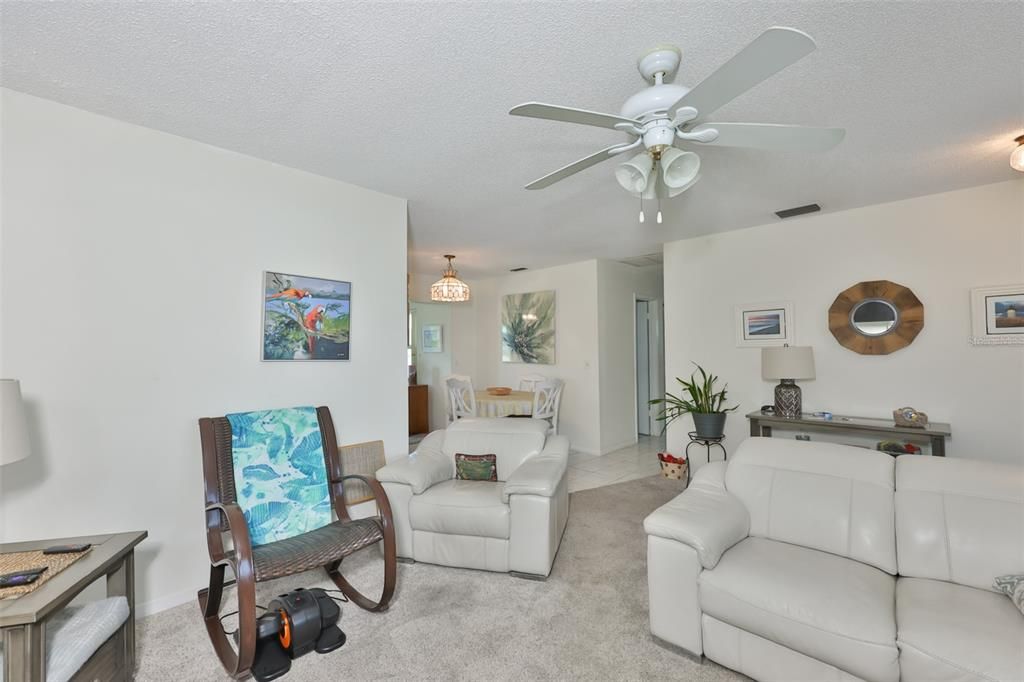 For Sale: $215,000 (2 beds, 2 baths, 1141 Square Feet)