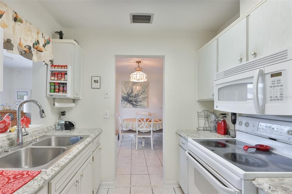 For Sale: $215,000 (2 beds, 2 baths, 1141 Square Feet)
