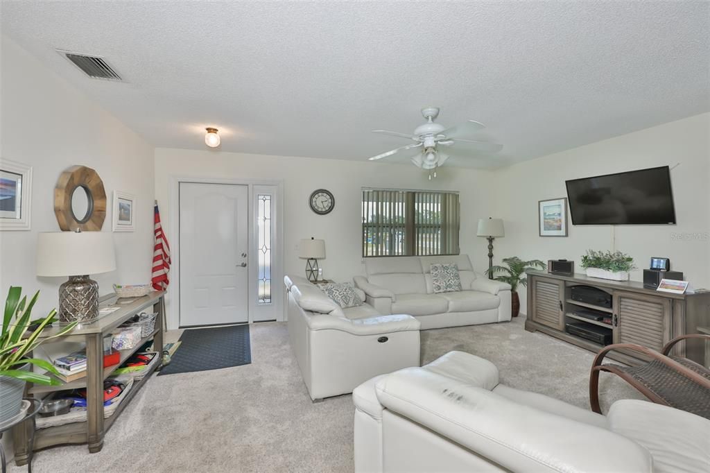 For Sale: $215,000 (2 beds, 2 baths, 1141 Square Feet)