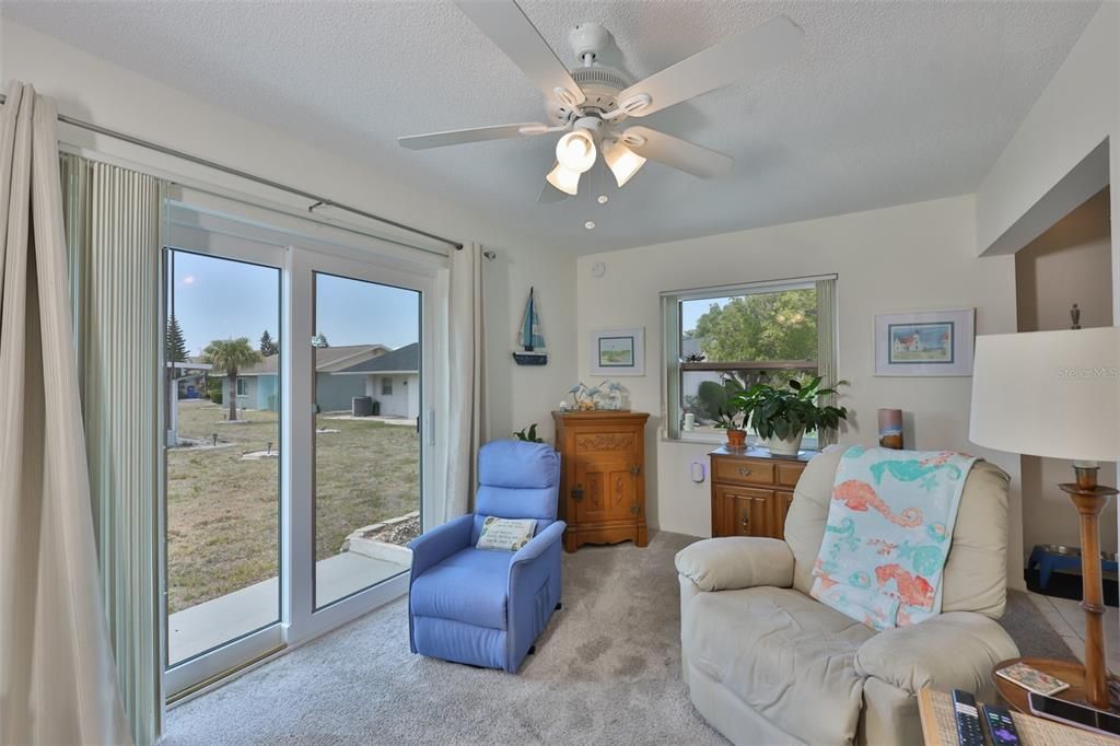 For Sale: $215,000 (2 beds, 2 baths, 1141 Square Feet)