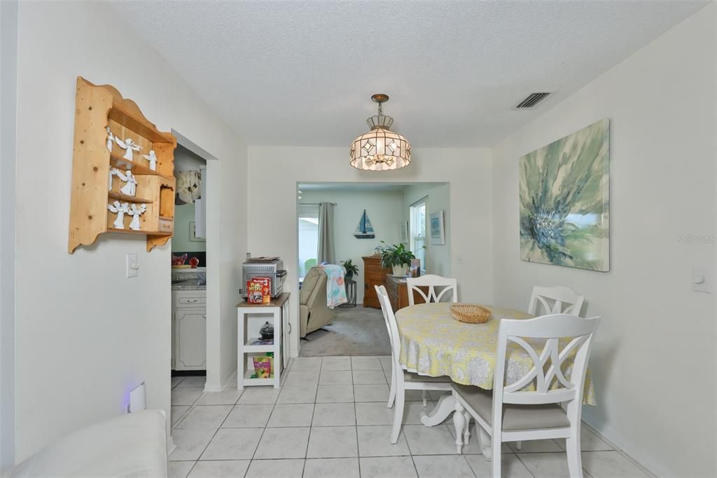 For Sale: $215,000 (2 beds, 2 baths, 1141 Square Feet)
