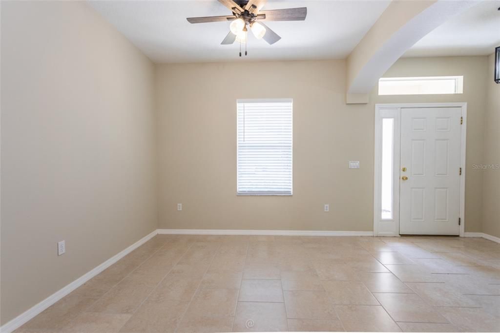 Activo con contrato: $379,900 (4 camas, 3 baños, 2350 Pies cuadrados)
