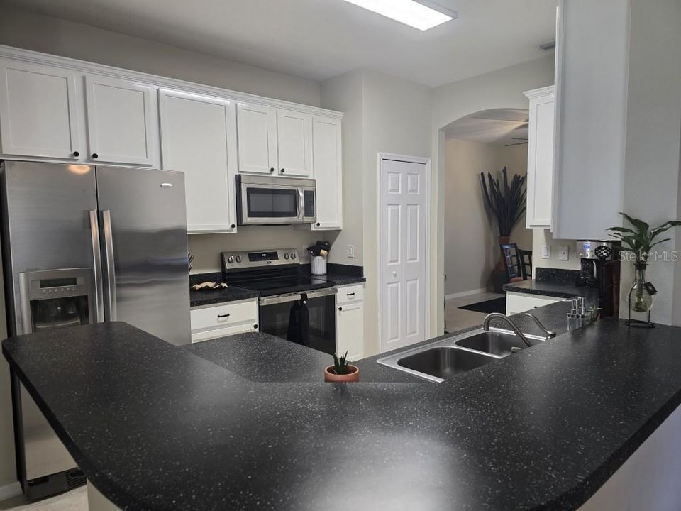 Activo con contrato: $379,900 (4 camas, 3 baños, 2350 Pies cuadrados)