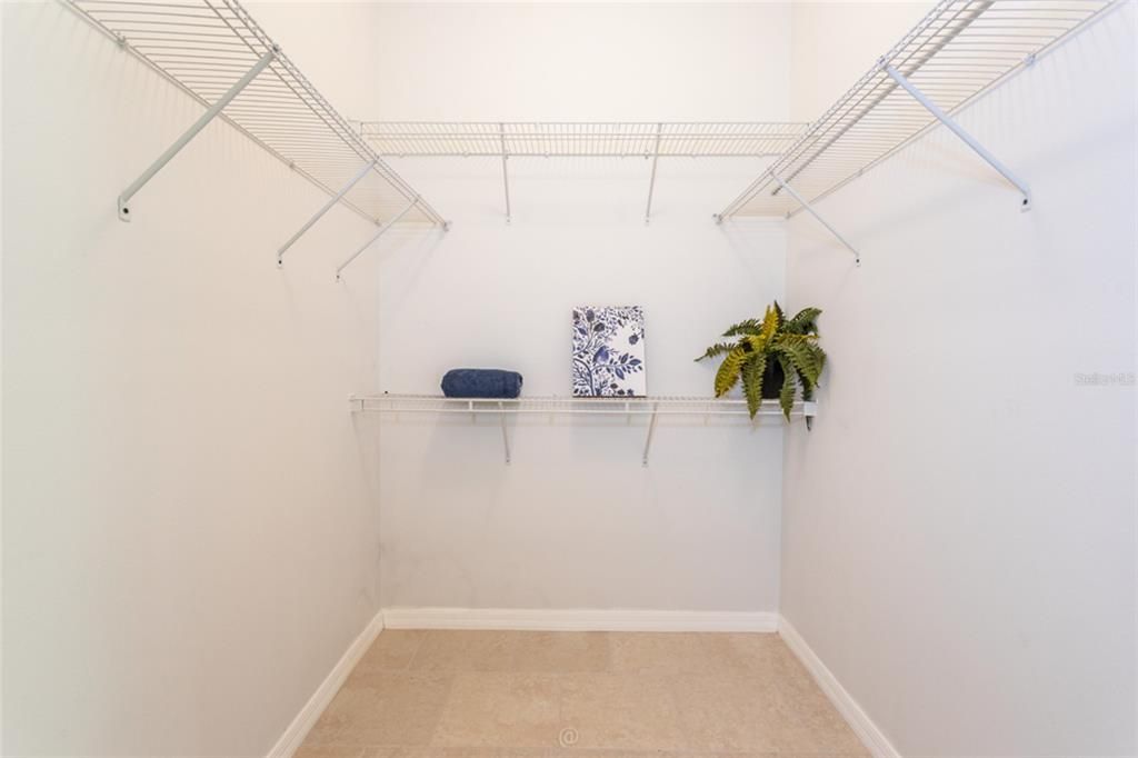 Activo con contrato: $379,900 (4 camas, 3 baños, 2350 Pies cuadrados)